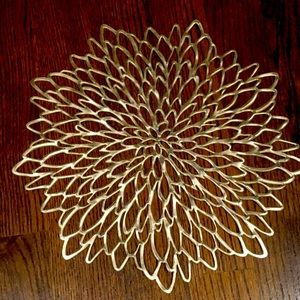 Set of 6 gold flower shaped placemats- 15” vinyl